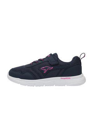 Navyblaue Sneaker aus Mesh mit pinkem Känguru-Logo, Klettverschluss und weißer Sohle, entworfen für den Freizeitgebrauch.