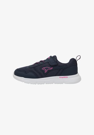 Navyblaue Sneaker aus Mesh mit pinkem Känguru-Logo, Klettverschluss und weißer Sohle, entworfen für den Freizeitgebrauch.
