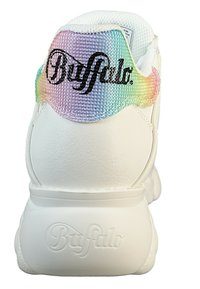 Bijela tenisica s teksturiranim, dušičastim naglaskom u boji duge, na kojem je crnim slovima ispisano "Buffalo" na pozadini koja izgleda poput mrežice.