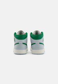 Høye sneakers med grå lær overdel og grønne detaljer og merking, hvit midtsåle og polstret krage for ekstra komfort.