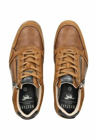 Braune Leder Schuhe mit strukturiertem Obermaterial, kontrastierender Naht, Reißverschlussdetails und schwarzen Akzenten im Inneren. Quadratzehen-Design.
