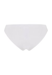 Chiloți din bumbac alb, cu o textură netedă, design cu talie joasă și un model simplu cu dungi pe margini.