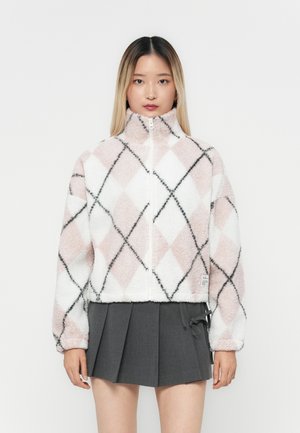 Fleecejacka med rosa, vit och svart argylemönster; har en hög krage och en framfickdragkedja; mjuk textur, kortad design.