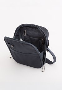 Mørkeblå stof crossbody taske med en lynlås-hovedrum, indvendig lomme og forreste klap. Udstyret med en aftagelig clips og justerbar rem.