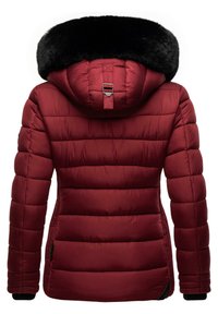 Rød polstret jakke med svart faux fur hette, med kviltet tekstur, justerbar snor og sidelommer.