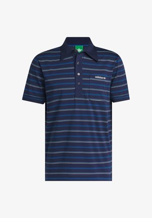 Dunkelblaues Adidas-Poloshirt mit dünnen weißen und blauen horizontalen Streifen, einer Brusttasche und einer mit Knöpfen versehenen Knopfleiste.