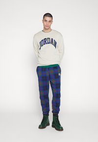 Jordan M J ESS HOL FLC PANT - Jogginghose - noble green