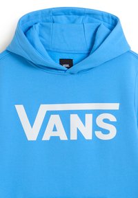 Hoodie blu realizzato in tessuto morbido con un grande logo bianco "VANS" sulla parte anteriore. Il cappuccio è foderato e i polsini sono rifiniti con una texture liscia.