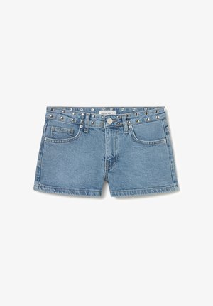 Pantalones cortos de mezclilla azul claro con bolsillos delanteros y una pretina con tachuelas, cierre de botón y trabillas para cinturón sobre un fondo blanco.