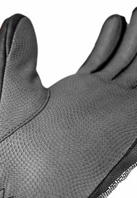 Schwarze Handschuhe mit einer strukturierten Oberfläche, die ein Muster aus kleinen Punkten aufweisen, verstärkten Nähten und einer flexiblen Passform entlang der Finger.