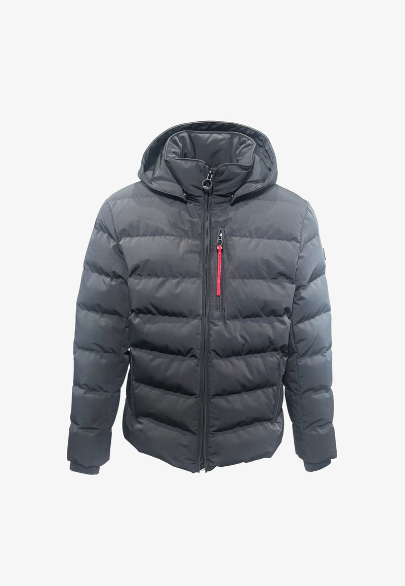Schwarze Daunenjacke mit Kapuze, ausgestattet mit einem Frontreißverschluss und einer kontrastierenden roten Reißverschlusstasche auf der Brust. Glattes Nylonmaterial mit gestepptem Muster.