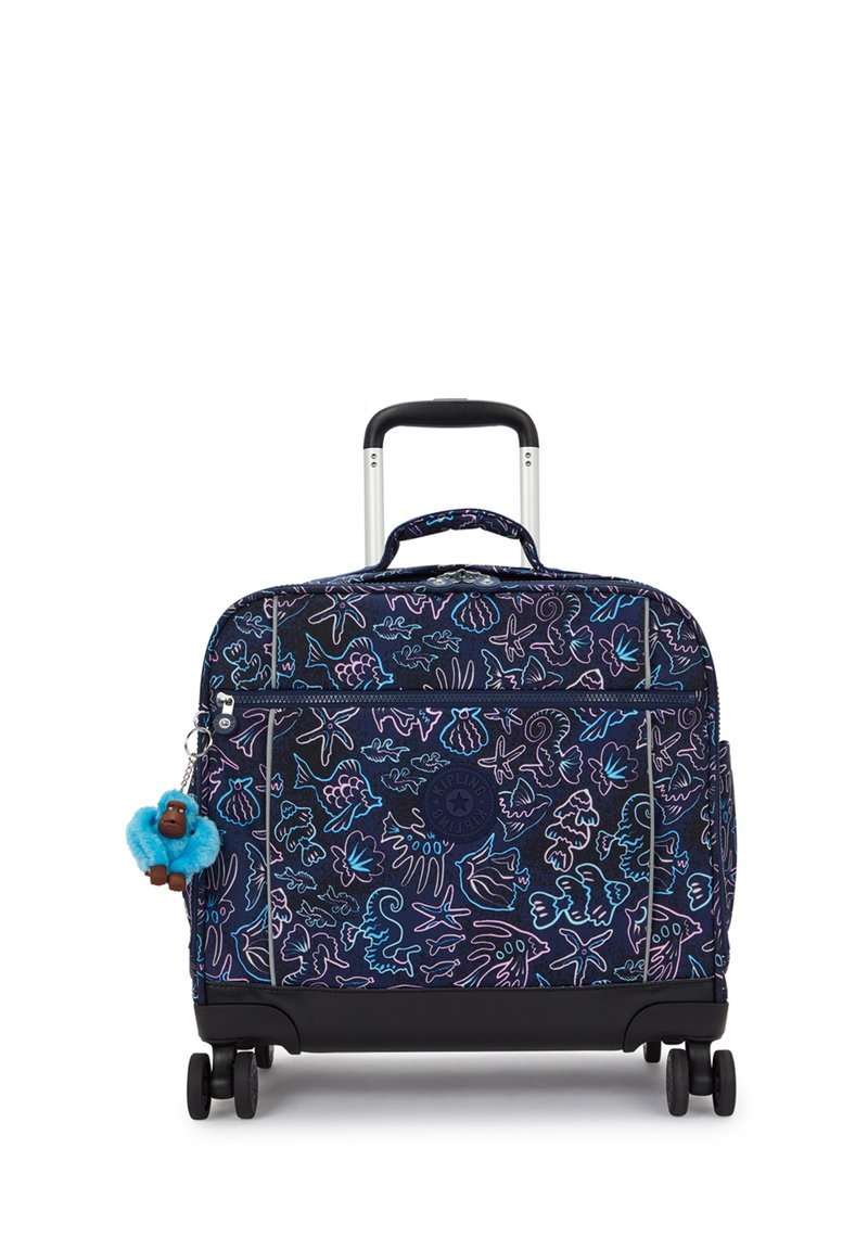 Valigia a rotelle in tessuto blu navy con motivi colorati di creature marine, ruote nere, manico estensibile e un soffice portachiavi blu.