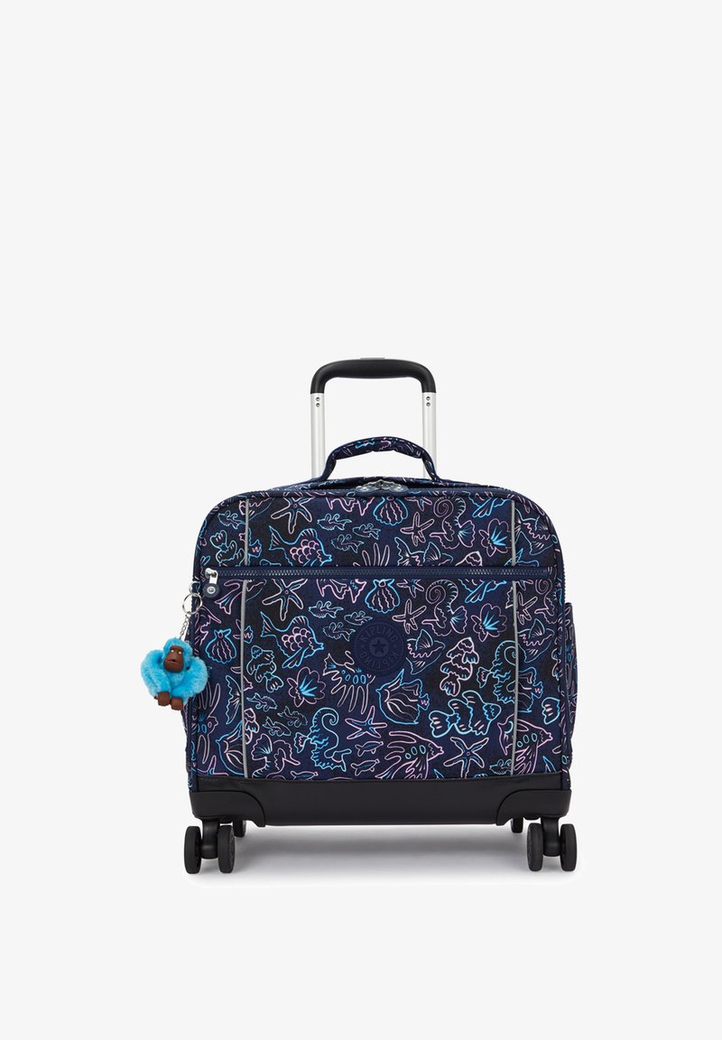 Rollkoffer mit navyfarbenem Stoff, der mit bunten Mustern von Meeresbewohnern versehen ist, schwarzen Rädern, einem ausziehbaren Griff und einem flauschigen blauen Schlüsselanhänger.
