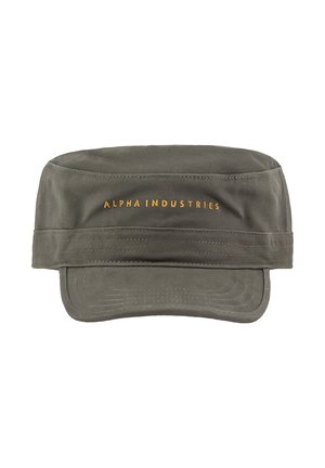 Olivgrüne Militärmütze mit flachem Oberteil und gebogener Krempe, mit gelber "ALPHA INDUSTRIES" Stickerei auf der Vorderseite.