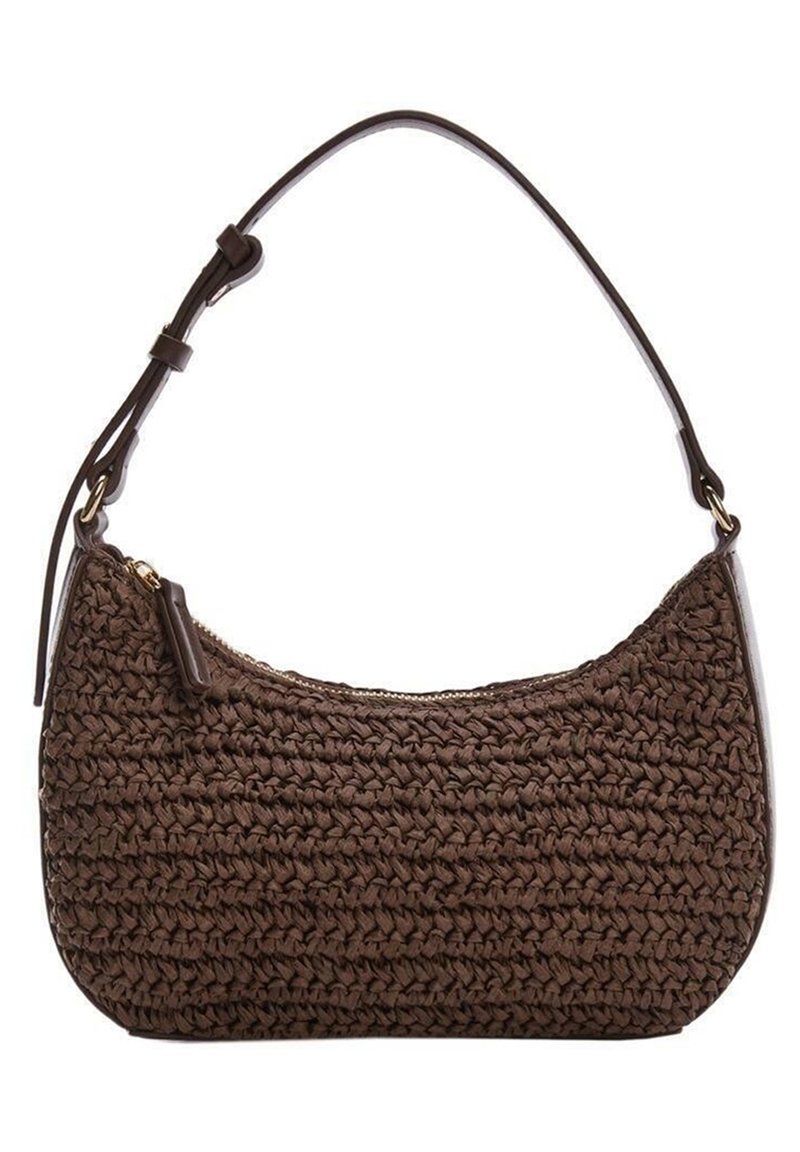 Sac à bandoulière en cuir tressé marron avec un design courbé, doté d'une bandoulière en cuir lisse et d'une fermeture éclair sur le bord supérieur.