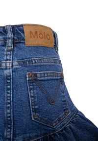 Gonna di jeans blu con un orlo a balze, caratterizzata da cuciture arancioni a contrasto e un'etichetta in pelle color miele con la dicitura "Molo" sulla vita.