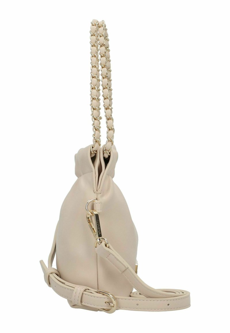 Sac à main en cuir beige clair avec un dessus resserré, une poignée en chaîne et une bandoulière, et une finition en métal doré. Présente une texture lisse et une bandoulière ajustable.