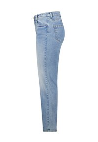 Lichtblauwe denim jeans met een slim fit, hoge taille en vijfzakken ontwerp. De stof heeft een zachte textuur met subtiele vervaging.