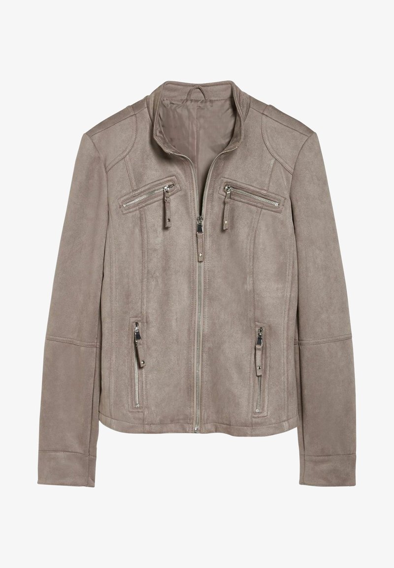 Giacca in camoscio taupe con zip frontale, due tasche con zip sul petto, due tasche inferiori con zip e colletto corto.