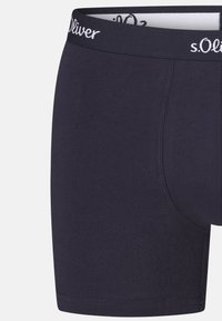 Boxer corti in cotone elasticizzato di colore blu scuro con un morbido elastico in vita che presenta il logo "s.Oliver", texture liscia e design aderente.
