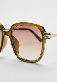 Brune plastiks solbriller med gradient rosa linser, firkantet form og en guldfarvet metal accent ved stængerne. Glat overflade og poleret finish.