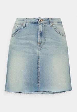 Mini-jupe en denim bleu clair avec fermeture devant par boutons et zip, passants de ceinture, poches avant et ourlet effiloché.