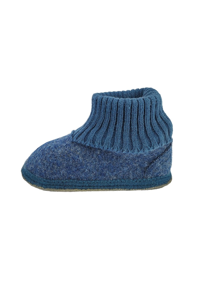Blauwe wollen slipper met een geribde manchet, ronde neus en een gestructureerd oppervlak. Zacht materiaal met een contrasterende rand bij de zool.