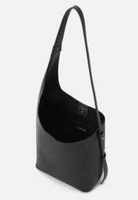 Borsa a spalla in pelle nera con una consistenza liscia, un'apertura ampia e una sola tracolla lunga. Presenta una chiusura a pressione e un'etichetta interna.