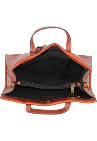 Sac en cuir orange brûlé avec un intérieur en daim noir. Comprend un compartiment zippé et deux poches ouvertes, avec un design structuré.