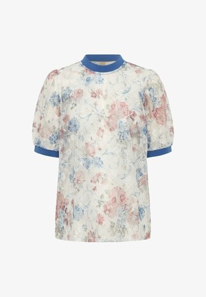 Witte blouse met korte mouwen, blauwe bies en een roze en blauwe bloemenkant overlay, met een ronde halslijn en poffen mouwen.