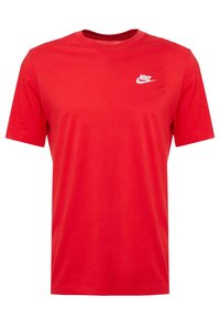 Červené bavlněné tričko s krátkým rukávem, kulatým výstřihem a malým bílým logem Nike na levé části hrudi.