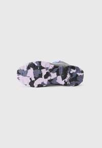 Semelle de sneaker avec un motif camouflage multicolore en noir, violet et gris ; caoutchouc texturé pour une traction ; bout rond ; semelle intermédiaire en mousse.