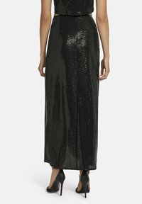 Zwarte maxi-rok van pailletten met een aangesloten taille, rechte silhouet en zijsplit. Heeft een gladde textuur en een glanzend oppervlak.