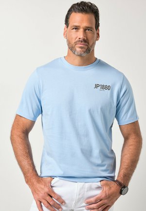 Jasnoniebieska koszulka z krótkim rękawem wykonana z miękkiej tkaniny, z czarnym nadrukowanym logo "JP1880" na lewej piersi. Casualowy krój.