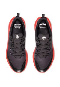 Scarpe sportive nere con dettagli rossi, dotate di una parte superiore texturizzata, un sistema di allacciatura e un logo sulla linguetta.