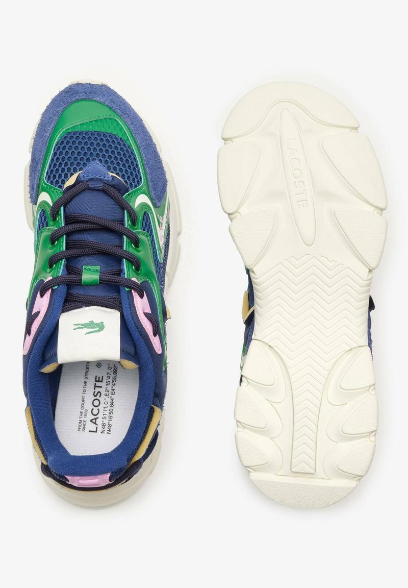 Zapatilla Lacoste con parte superior de malla y ante en azul, verde y rosa. Suela blanca gruesa con textura de agarre y marca en la parte inferior.