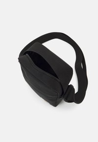 Borsa a messaggero nera realizzata in tessuto resistente, dotata di chiusura con zip, tracolla regolabile e scomparto singolo. Texture liscia e design semplice.