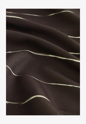 Tessuto marrone scuro con una texture liscia, caratterizzato da linee ondulate bianche che creano un motivo sottile su tutto il materiale.