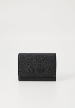 Czarny portfel ze skórzanej tekstury z wytłoczonym logo "VALENTINO", składany design, kompaktowy rozmiar i czyste krawędzie. Proste akcenty sprzętowe.