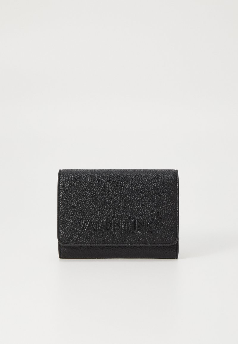 Portofel din piele texturată neagră, cu logo-ul embosat "VALENTINO", design pliabil, dimensiune compactă și margini curate. Accente hardware simple.