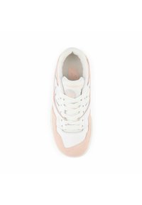 Beli copati z lahkimi rožnatimi poudarki in suedenim zaključkom. Imajo zaobljen nos, podložen ovratnik in vezalni dizajn. Vidna je New Balance oznaka.
