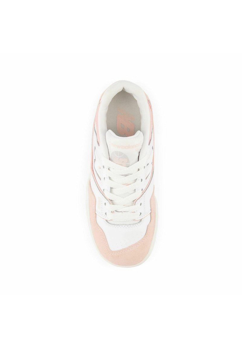 Sneaker bianco con accenti rosa chiaro e finitura in camoscio. Presenta una punta arrotondata, colletto imbottito e design con lacci. Logo New Balance visibile.