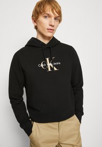 Calvin Klein Jeans ARCHIVAL MONOLOGO HOODIE - Jersey con capucha - ck black