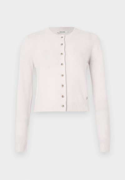 Fehér kötött kardigán hosszú ujjakkal, kerek nyakkivágással és öt elülső gombbal. Bordázott mandzsetták és szegély textúrát adnak. Puha, könnyű anyag.