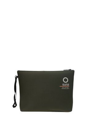 Bustina rettangolare verde scuro con cerniera, cinturino nero per polso e logo bianco con la scritta "sun2 WE_AR 360° MOVING LIGHT" sul davanti.