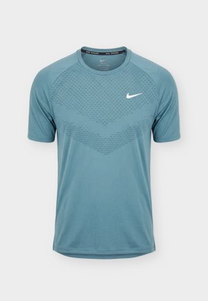 Jasnoniebieska koszulka do biegania Nike z krótkim rękawem, z subtelnym wzorem jodełki i białym logo Nike swoosh na klatce piersiowej.