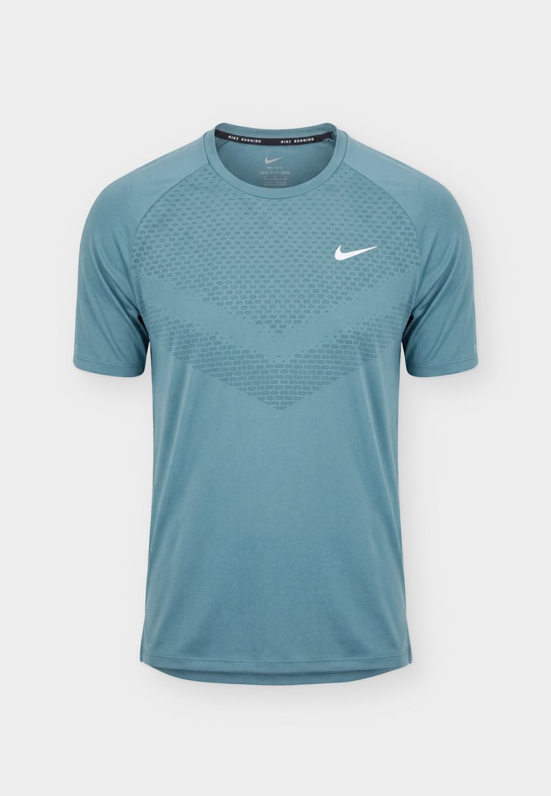Hellblaues Nike Laufshirt mit kurzen Ärmeln, dezentem Chevron-Muster und weißem Nike Swoosh-Logo auf der Brust.