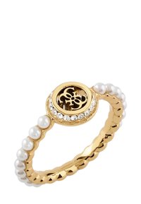 Gouden ring met een geribbelde band, versierd met parels en heldere stenen, met een circulair ontwerp in het midden en uitsnijdingen.