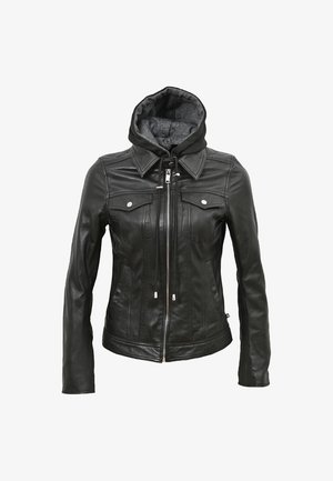 Zwarte leren jas met ritssluiting aan de voorkant, twee borstzakken en een afneembare grijze capuchon. Eigenschappen zijn een gewatteerde textuur en een getailleerde pasvorm.