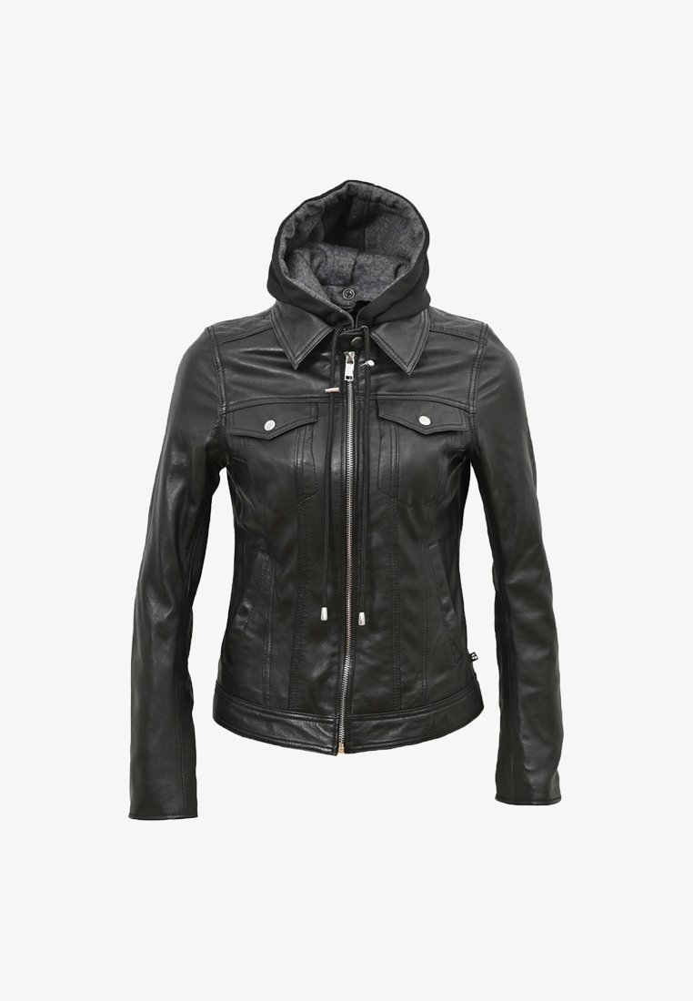 Veste en cuir noir avec fermeture éclair sur le devant, deux poches poitrine et une capuche grise amovible. Dotée d'une texture matelassée et d'une coupe ajustée.